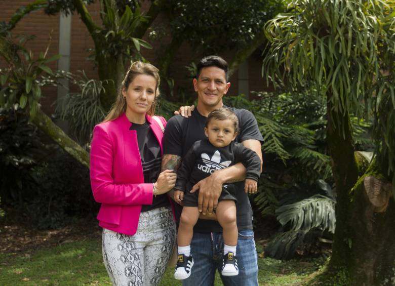 Germán Cano junto a su esposa Rocío y su bebé de 10 meses, Lorenzo. FOTO Andrés Camilo Suárez