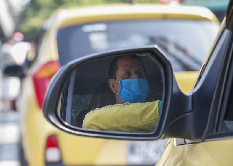 Los días de pandemia también han sido difíciles para los taxistas, por la alta reducción de usuarios de sus servicios. FOTO MANUEL SALDARRIAGA
