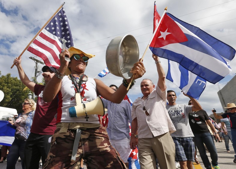 Los barrios cubanos de Miami vieron multitudes de disidentes celebrando la muerte de Fidel Castro Ruz a los 90 años. FOTO AP