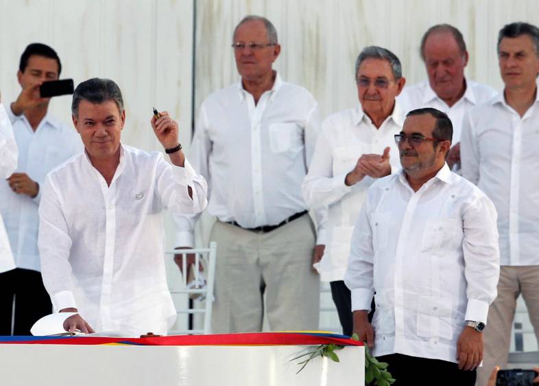 Este fue el momento de la firma con el balígrafo. Foto Reuters