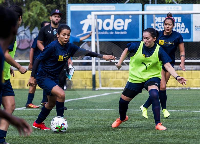 La cuarta edición de la Liga Femenina debía empezar este mes; sin embargo, la emergencia por el coronavirus suspendió su inicio. FOTO Julio César Herrera