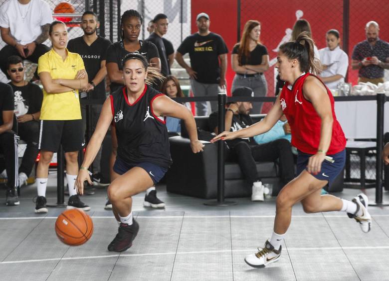 Las gemelas Natalia (izq.) y Gina Usme se enfrentaron en el torneo relámpago que se realizó en el sector de Manila en Medellín. FOTO Manuel saldarriaga