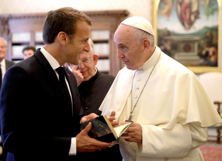 Presidente de Francia, Emmanuel Macron, y el Papa Francisco, durante reunión en Ciudad del Vaticano. FOTO: AFP