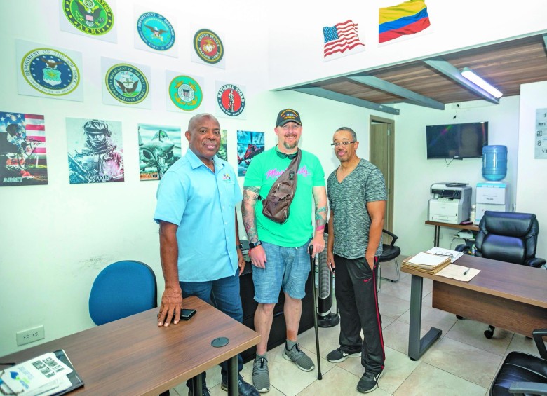 Danilo Bryan en su oficina, acompañado de otros dos veteranos: Kevin Sharpe (centro) y Terence Mitchell (derecha). FOTO Camilo Suárez