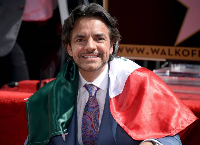 Orgulloso de ser mexicano, el actor posó con la bandera de su país. FOTO Reuters