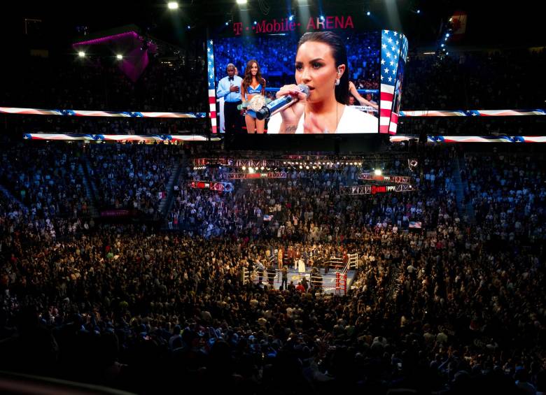 El T-Mobile Arena estaba casi completo para presenciar la pelea. Hubo shows de canto, entre otros. 