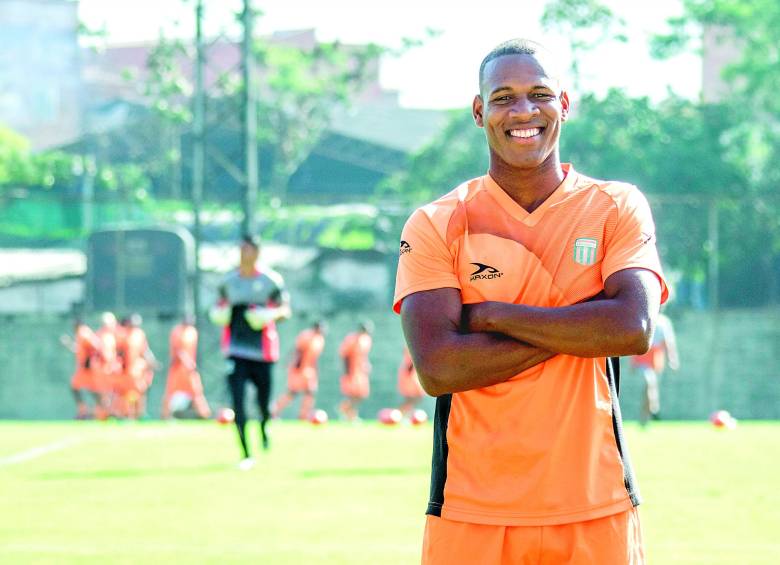 Elvis Mosquera busca consolidarse en Envigado, el equipo más joven de la Liga. Ayer tuvo otro examen. FOTO Mario Valencia