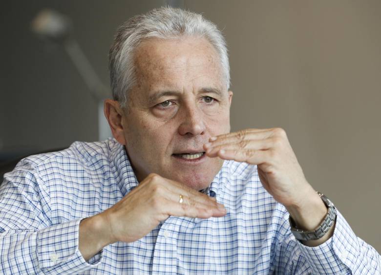 Carlos Mario Giraldo Moreno, presidente del Grupo Éxito, se declara inquieto por una futura reforma tributaria y sugiere que la prima a la canasta familiar se aplique por una sola vez. FOTOS Manuel Saldarriaga