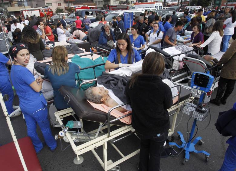 Los pacientes tuvieron que ser evacuados de la clínica por los daños en la estructura. FOTO AFTP