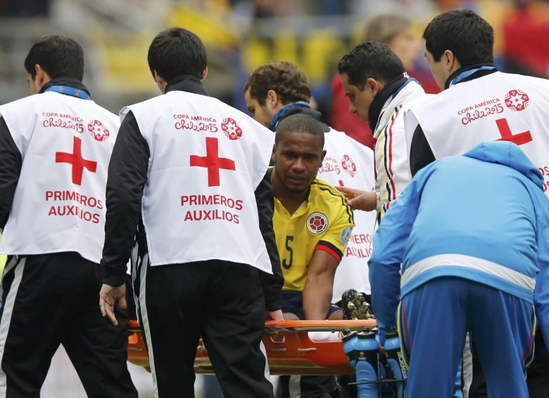 Perú solo pudo sacudirse la intensa y agobiante presión de Colombia una vez que el centrocampista Edwin Valencia se lesionó en el ecuador de la primera parte. FOTO REUTERS