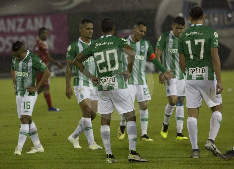 A pesar de que un gol de Ceppelini salvaba la noche para Nacional, la infortunada jugada de Cuadrado en el tiro libre de su colega Delgado, acabó por privarlo del empate. FOTO Edwin bustamante