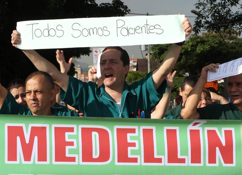 Cerca de 75 hospitales públicos y privadas de Antioquia protestaron ayer en el segundo plantón. FOTO julio césar herrera