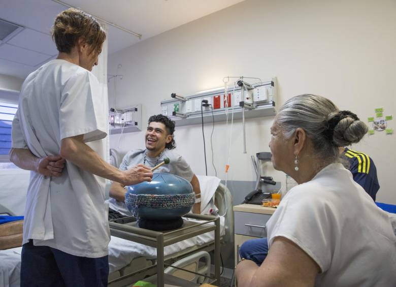 Luis Sierra disfruta de la sesión de musicoterapia de Julián Granada en el hospital Pablo Tobón Uribe de Medellín. FOTO EDWIN BUSTAMANTE