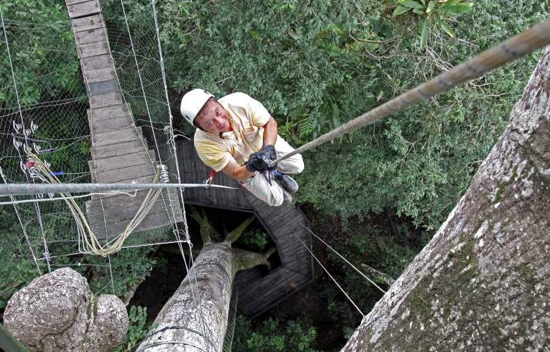 Hernán Vanegas - Después de muchos años sin vacaciones, Mauricio Sánchez viajó con su esposa a celebrar sus Bodas de Plata en medio de la selva. El se le midió a subir la ceiba del dosel a punta de cuerdas hasta llegar a la cima, a unos 40 metros de altura, antes de cruzar el puente tibetano.