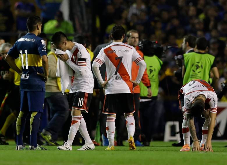 Los jugadores de River se vieron afectados por los gases lacrimógenos que se lanzaron en el estadio. FOTO AP