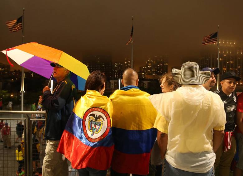 La mayoría de los asistentes al Soldier Field de Chicago debieron retirarse de las tribunas y esperar al anuncio del fin de la alerta lejos de zonas de riesgo. Fotos AP y AFP