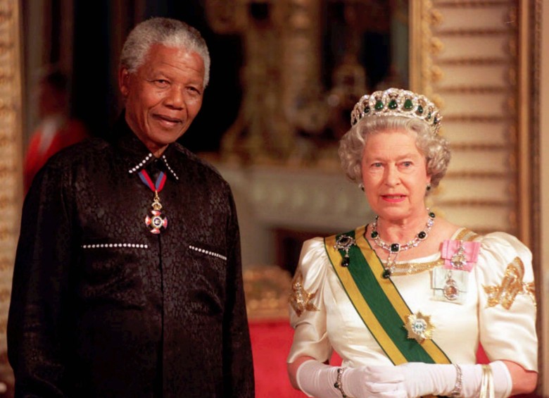 Julio 9 de 1996 Recibe con honores al líder sudafricano Nelson Mandela. 