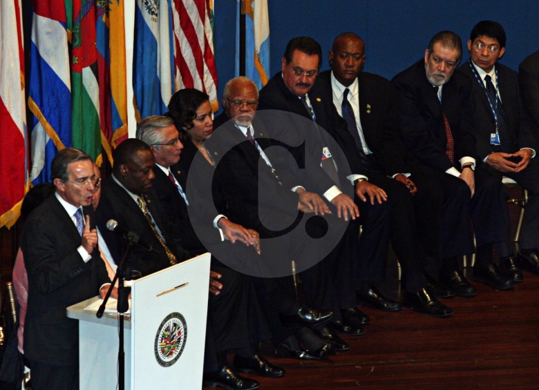El expresidente Álvaro Uribe (i) durante la Asamblea General de la OEA en Medellín en 2008. FOTO donaldo zuluaga