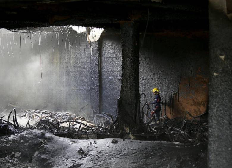 Ya son 72 los muertos en el incendio registrado el pasado miércoles en una fábrica de calzado en el municipio de Valenzuela, en Metro Manila. FOTO REUTERS