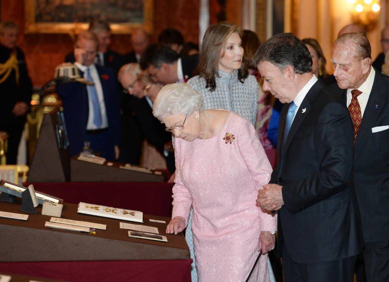 La Reina invitó a Santos para ver las piezas de la colección real de arte.