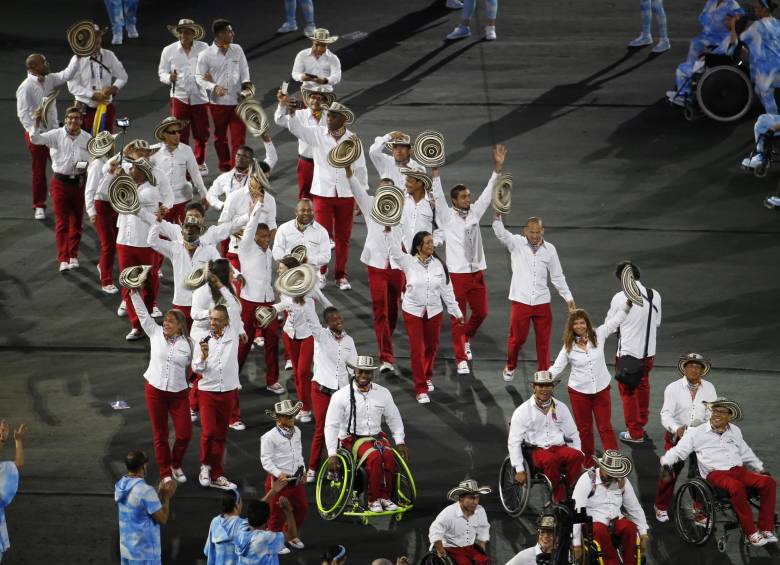 La delegación colombiana desfila en el estadio Maracaná durante la inauguración de los Juegos Paralímpicos de Río de Janeiro. La meta es brillar como lo hizo el deporte convencional. FOTO AP