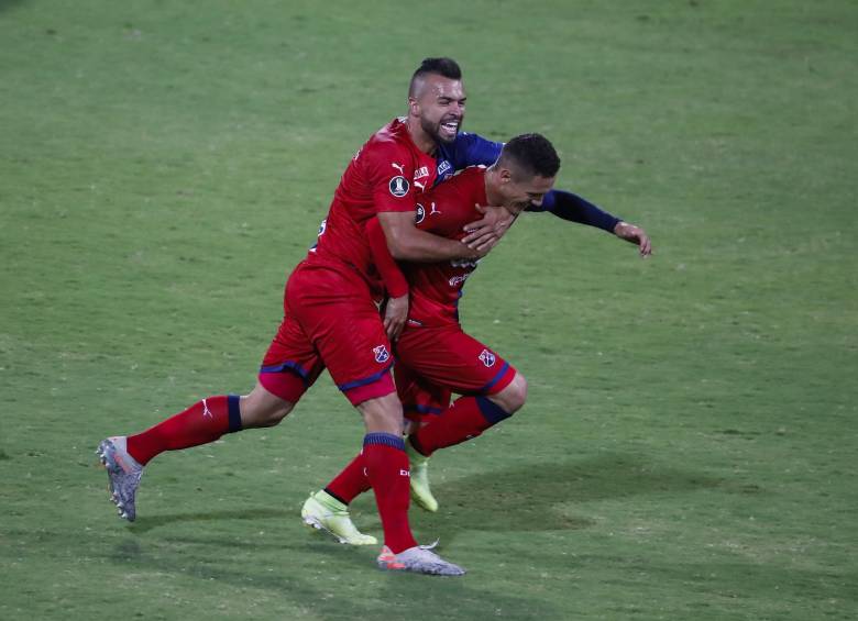 Andrés Cadavid festejando con Javier Reina. FOTO MANUEL SALDARRIAGA