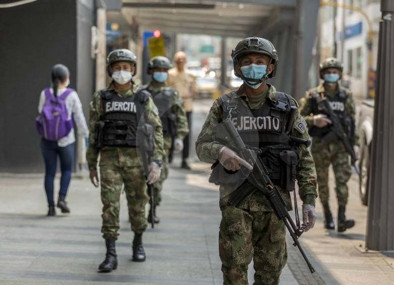 El Ejército tiene diferentes grupos urbanos y rurales con los que se busca tener una vigilancia a la orden presidencial de aislamiento total preventivo en todo el país. FOTO Camilo Suárez