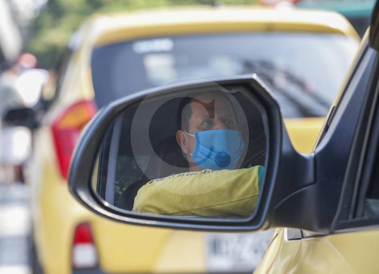 Representantes del gremio de taxistas en el Valle de Aburrá afirman que están siguiendo las recomendaciones de seguridad y desinfectan los vehículos con frecuencia. FOTO Manuel Saldarriaga
