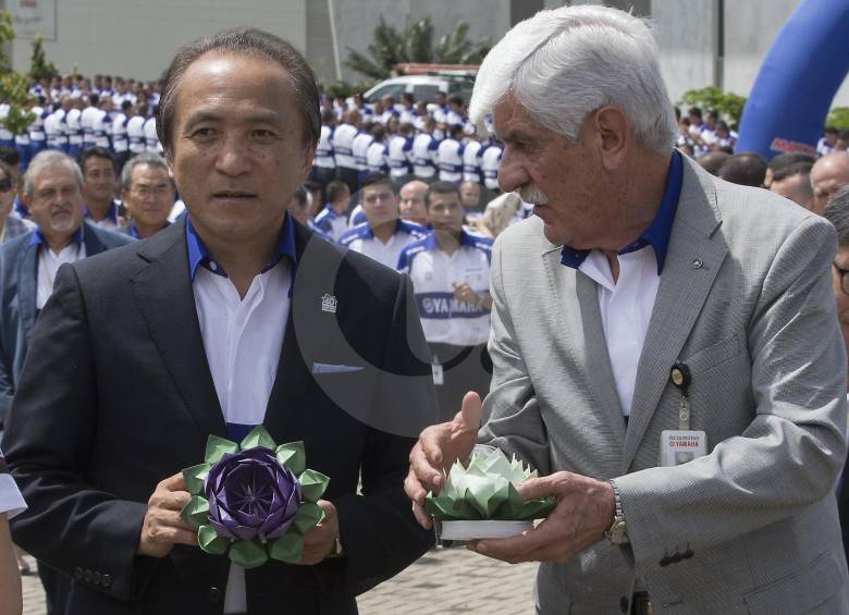 Hiroyuki Yanagi, líder Mundial de Yamaha Motor Co, y Francisco Sierra, presidente de la ensambladora Incolmotos, encabezaron la celebración ayer en la planta de Girardota. FOTO DONALDO ZULUAGA