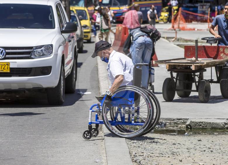 Falta de rampas, mantenimiento precario y otros obstáculos deben afrontar a diario las personas con discapacidad para moverse en la ciudad. FOTO JUAN ANTONIO SÁNCHEZ