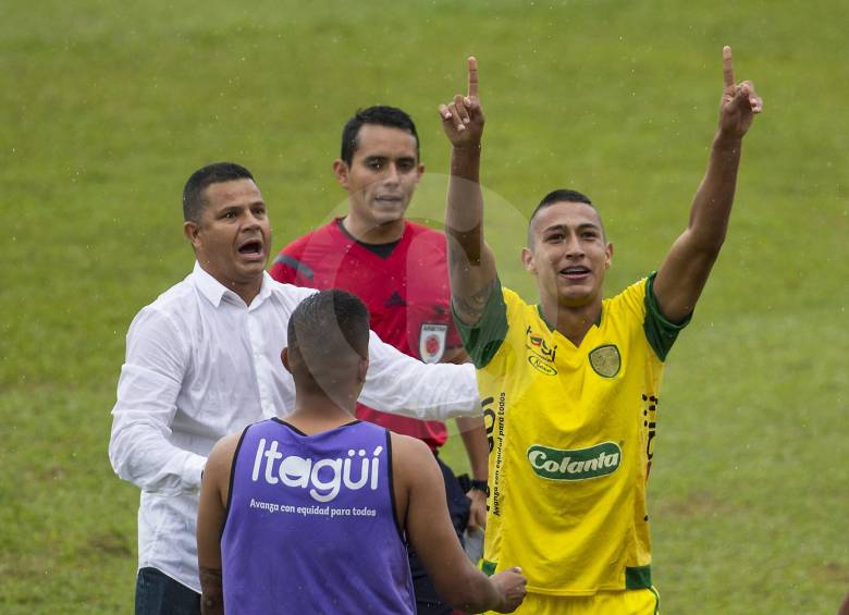 Juan Carlos Álvarez (blanco), técnico de Leones, elenco sorpresa en el Torneo Águila. Es líder con 26 puntos. FOTO Jaime Pérez 