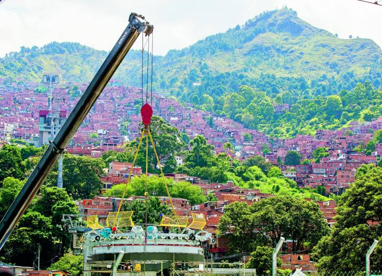Grúas gigantes fueron utilizadas durante el puente festivo para instalar equipos. Al fondo, el cerro Pan de Azúcar. FOTO Julio César Herrera