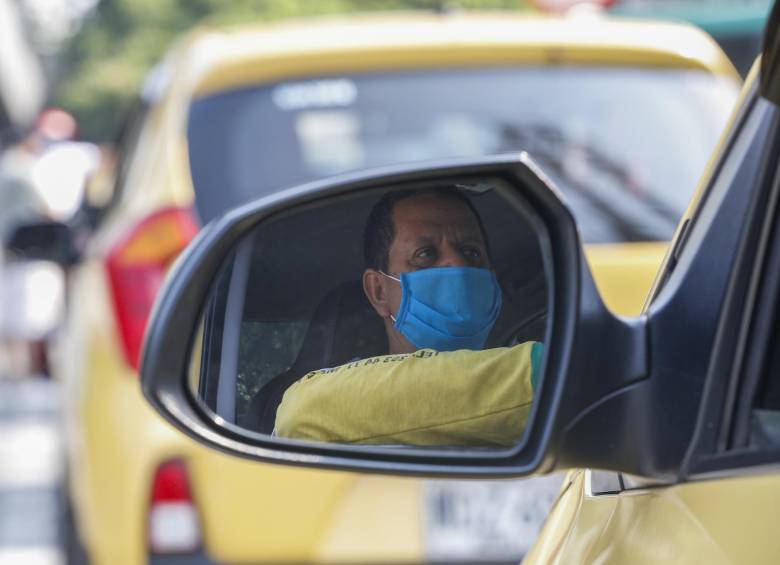 Los conductores deben acatar medidas de bioseguridad, como el uso de mascarillas o tapabocas, distancia con la clientela y desinfección del vehículo, para evitar la propagación de la covid-19. FOTO: MANUEL SALDARRIAGA.