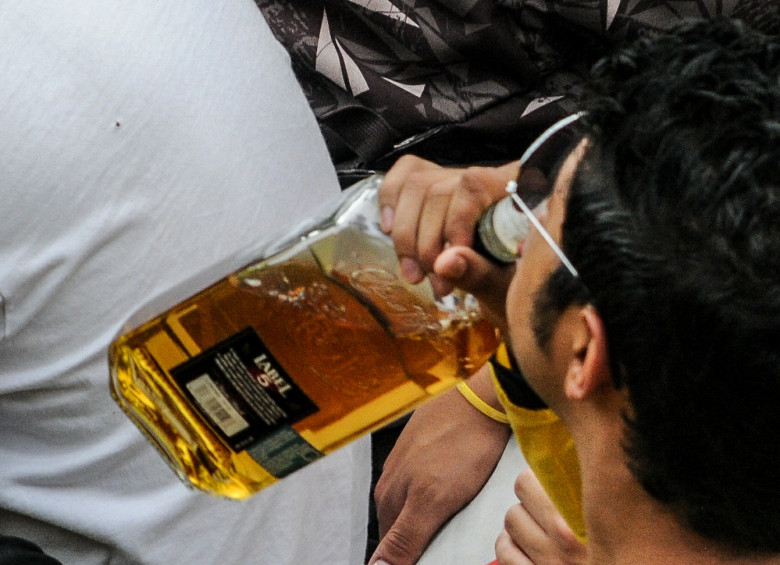 Consumir alcohol en sitios públicos, entre las conductas sancionadas en el Código de Policía. FOTO COLPRENSA