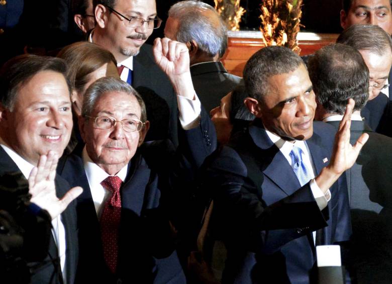 El encuentro entre los presidentes Raúl Castro y Barack Obama fue el momento más esperado de la Cumbre. FOTO REUTERS.