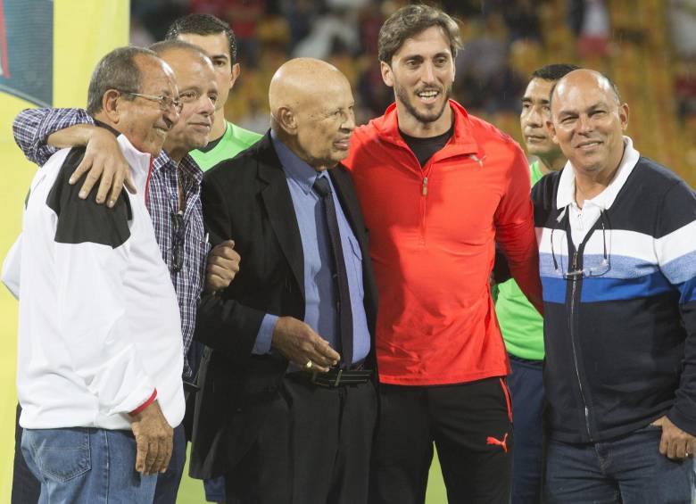 El médico Gabriel Ochoa Uribe, acompañado de Humberto Tucho Ortiz, Raúl Giraldo, el técnico Luis Zubeldía y Elkin Congote, antes del saque de honor en el Atanasio. FOTO Manuel saldarriaga 