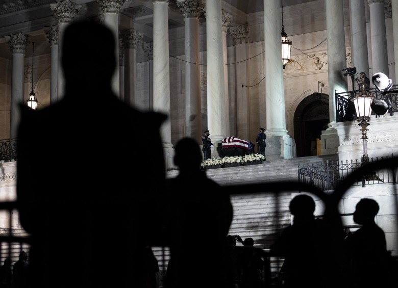 La gente se reúne para presentar sus respetos al ataúd cubierto de banderas del fallecido congresista estadounidense. Foto: AFP