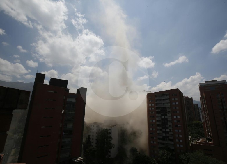 La imagen de polvo se dispersó por toda la avenida El Poblado. FOTO: Juan Antonio Sánchez. 