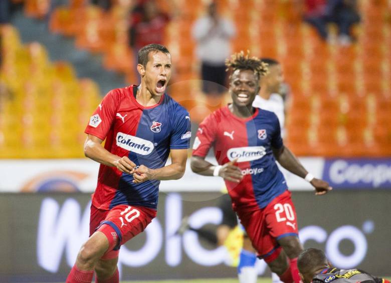 Andrés Ricaurte y Déinner Quiñones festejan el tercer gol que confeccionaron anoche. FOTO eDWIN bUSTAMANTE