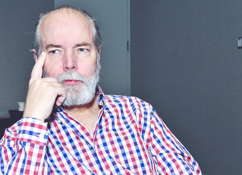 Douglas Coupland es un escritor, artista visual y diseñador canadiense cuyos trabajos se han enfocado en explorar los cambios que la tecnología genera en el individuo y la sociedad. Como él mismo se define en su sitio web “las novelas y el trabajo visual de Coupland sintetizan la alta y baja cultural, la tecnología web, la religión y los cambios en la existencia humana causados por la tecnología moderna”.
