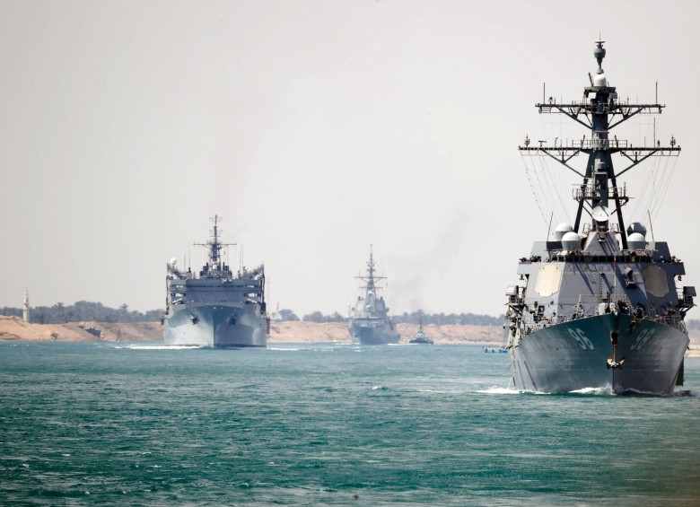 Navíos estadounidenses atraviesan el Canal del Suez, en Egipto. FOTO: AFP PHOTO / US NAVY / Mass Communication Specialist Seaman Dan Snow