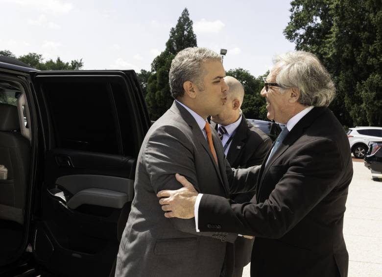 El presidente electo, Iván Duque, se entrevistó ayer con Luis Almagro, secretario General de la OEA. FOTO EFE