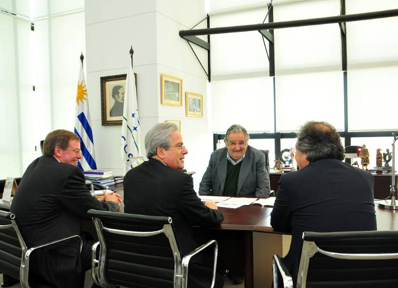 No obstante, durante su mandato no se aisló de gobiernos como E.U. Foto embajada de e.u. en uruguay