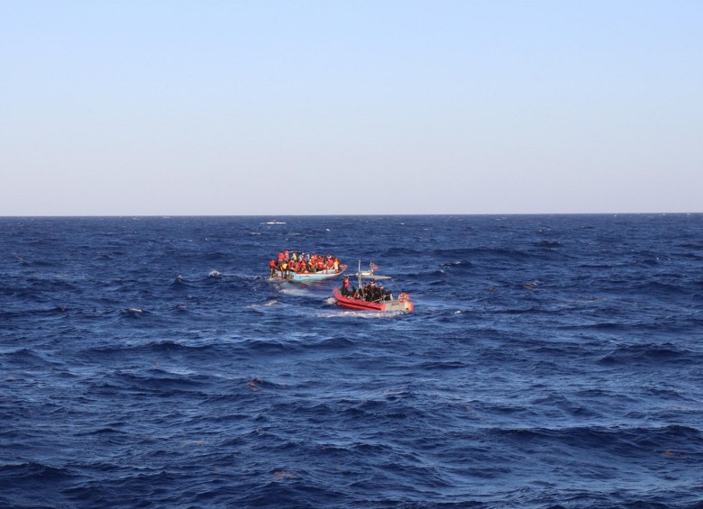 En la imagen tomada en agosto de este de 2019 se aprecia como la guardia costera de Estados Unidos intercepta un bote con 140 migrantes haitianos. FOTO: EFE