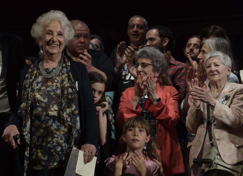 La última dictadura militar en Argentina asesinó a los hijos de las Abuelas de Plaza de Mayo por sus ideas políticas, y regaló sus nietos a otras familias. FOTO AFP