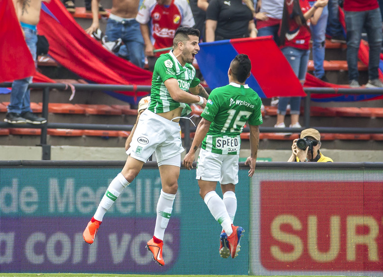 Cepellini y Vladimir Hernández celebran el primer gol del partido. Foto Juan Antonio Sánchez O
