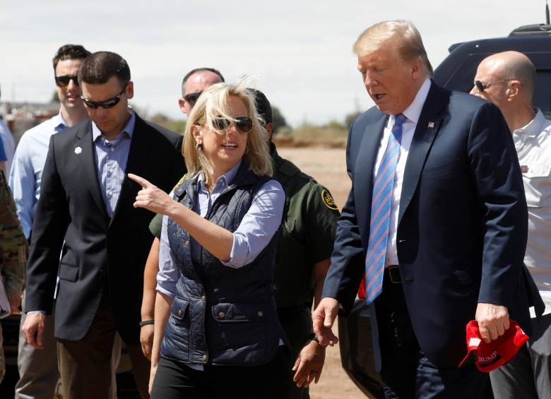 Kirstjen Nielsen junto a Donald Trump durante la reciente visita a la frontera con México. FOTO REUTERS