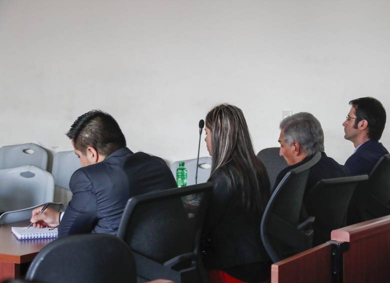 Los abogados de Jorge Aristizábal, así como de Pablo Villegas y María C. Posada (de espaldas en la foto) apelaron las sentencias contra sus defendidos. Estuvieron presentes en la lectura, pero sus representados no asistieron a la diligencia final. FOTO Róbinson Sáenz