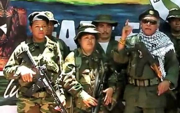 Seuxis Paucias Hernández, ‘Jesús Santrich’, rodeado de siete guerrilleros y portando fusil AK (de origen ruso). FOTO: Colprensa