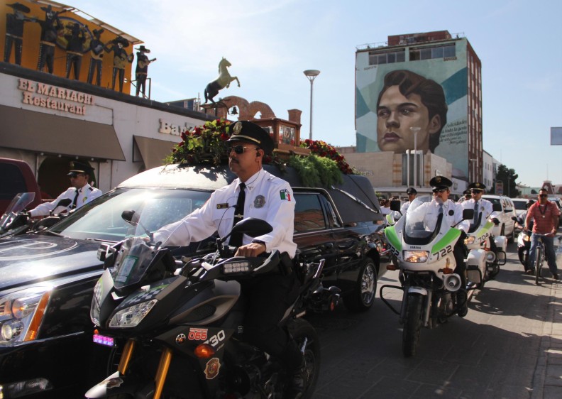 La caravana fue escoltada en Ciudad Juárez. FOTO AFP